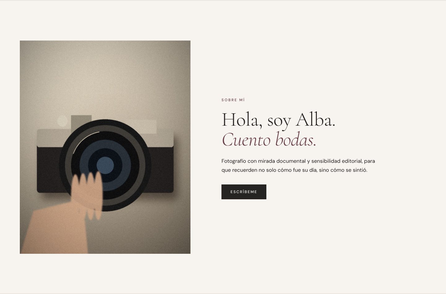 Sección «Sobre mí» de Alba Soler: fotografía de una cámara y una presentación de dos líneas.
