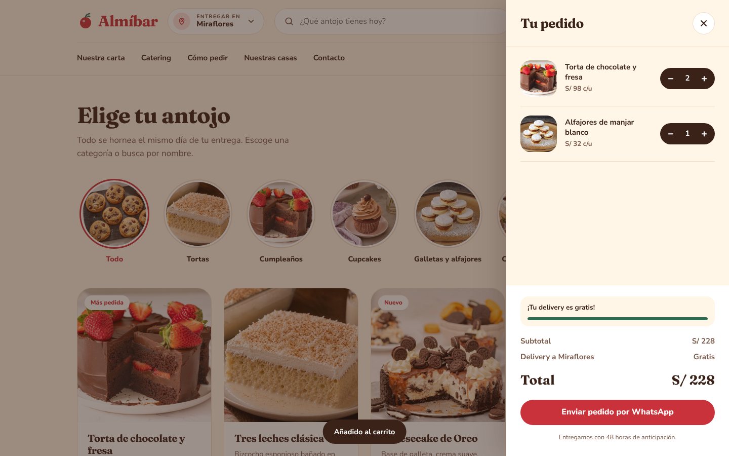 Carrito lateral de Almíbar con dos productos, subtotal, costo de delivery por distrito y botón para enviar el pedido por WhatsApp.