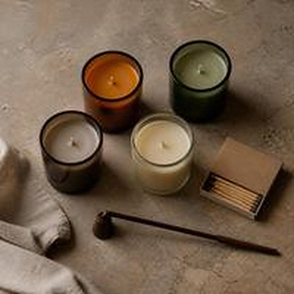 Velas, cerillas y apagavelas sobre piedra